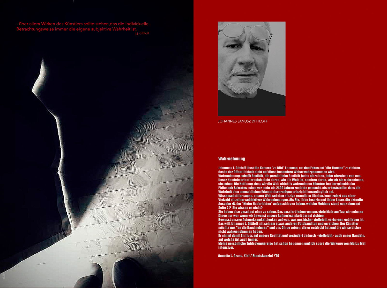 Doppelseite: links dunkle Fotografie eines Schattens auf gefliestem Boden, rechts auf rotem Grund Künstlerporträt und Textspalte.
